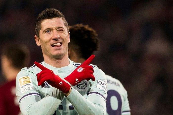 Robert Lewandowski tops the Bundesliga scoring race after hitting his 10th of the season against Hanover