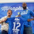 Former West Ham and Chelsea striker Carlton Cole (R) and Persib manager Umuh Muhtar hold up Cole's jersey during a press conference in Bandung, Indonesia on March 30, 2017