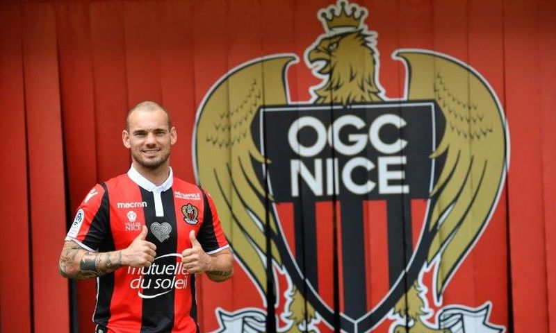 Nice's football club new signing Dutch midfielder Wesley Sneijder poses on August 8, 2017 at the Allianz Riviera stadium