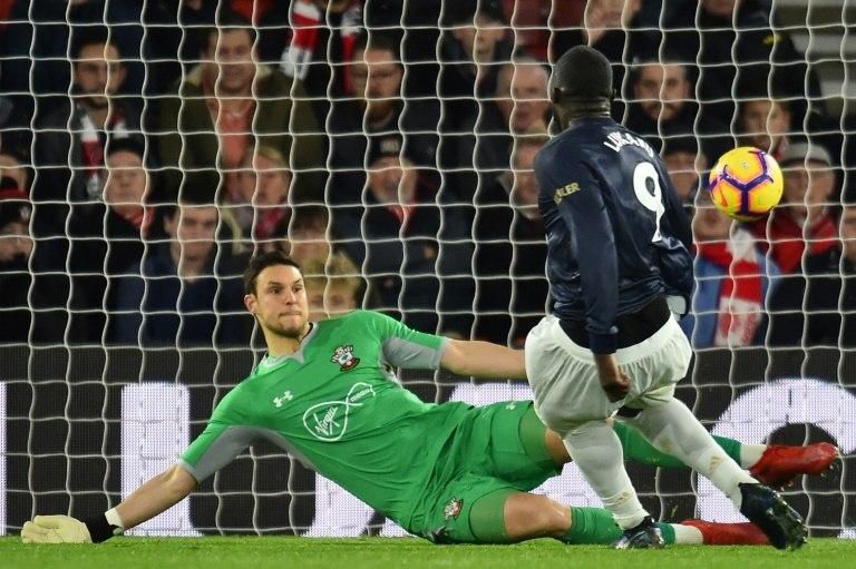 Manchester United's Romelu Lukaku (R) finally got back on the scoreboard with his first club goal since September 15 in the clash against Southampton