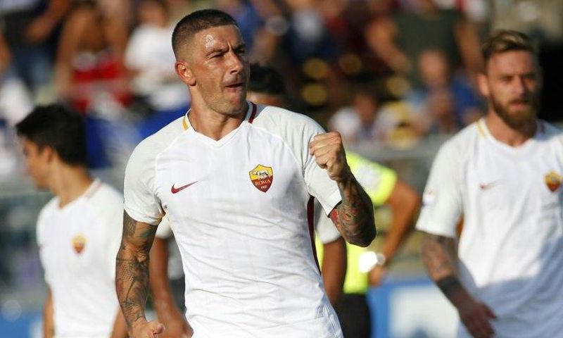 Roma's defender Aleksandar Kolarov (L) celebrates after scoring a goal against Atalanta on August 20, 2017 at the Atleti Azzurri d'Italia stadium in Bergamo
