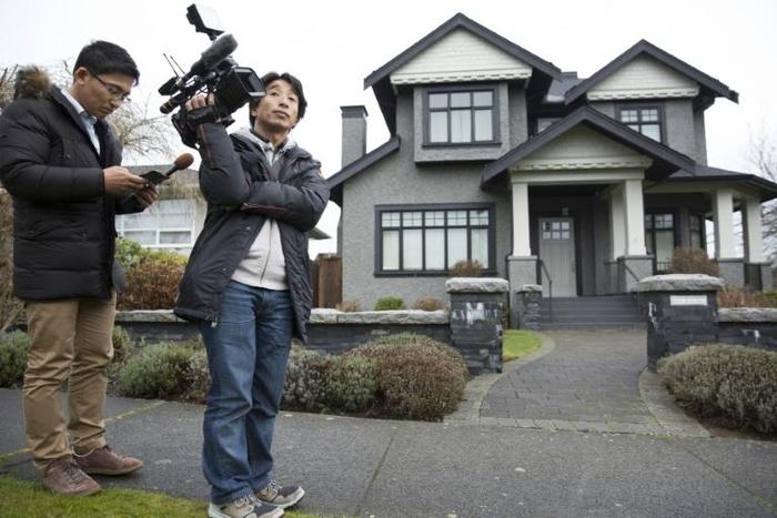 Journalistes outside the Vancouver home of Huawei executive Meng Wanzhou on December 12, 2018