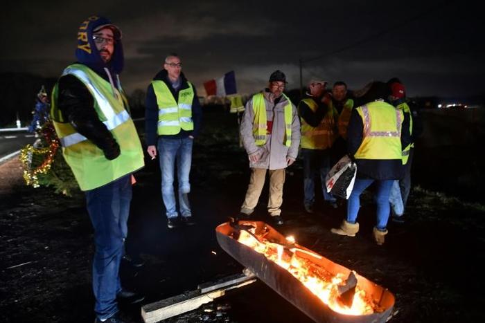 The French government is looking to end the 'ytellow vest' protests but arson attacks continued overnight with two more motorway toll stations set on fire in southern France, near Beziers and Manosque