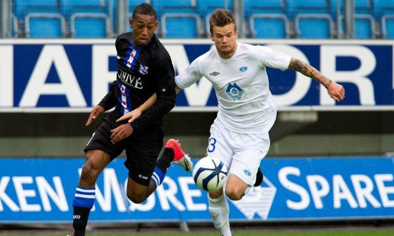 Rajiv van la Parra (L), then of Dutch club Herenveen, is challenged by Molde's Knut Olav Rindaroy during a UEFA Europa League third round qualifying match on August 23, 2012
