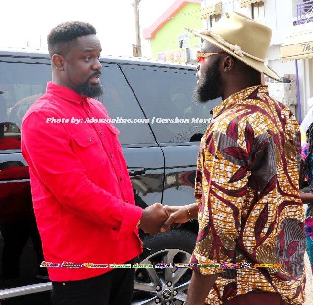 Sarkodie and M.anifest spotted together for the first time and guess who was wearing “kaba”