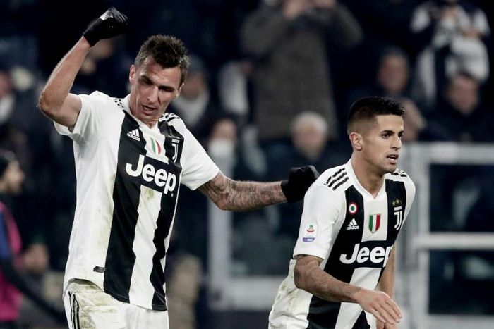 Juventus' Croatian forward Mario Mandzukic (L) scored his seventh league goal this season