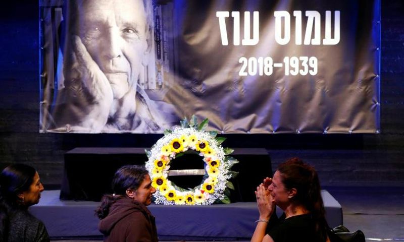 Mourners pay tribute to Israeli writer Amos Oz during a memorial service in Tel Aviv on December 31, 2018