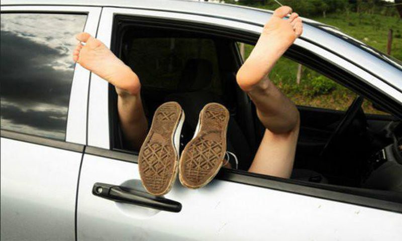 Couple caught having sex in a car, photos fly online