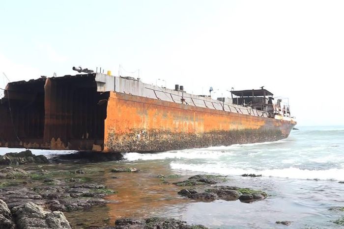 Another oil tanker vessel splits into two at Tema Port