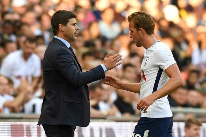 Tottenham Hotspur's striker Harry Kane (R) talks to team manager Mauricio Pochettino during a pre-season friendly match against Juventus, at Wembley stadium in London, on August 5, 2017