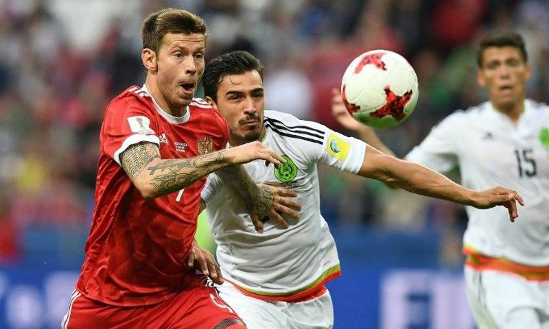 Russia forward Fedor Smolov (L) vies for the ball against Mexico defender Diego Reyes during the 2017 Confederations Cup group A match in Kazan on June 24, 2017