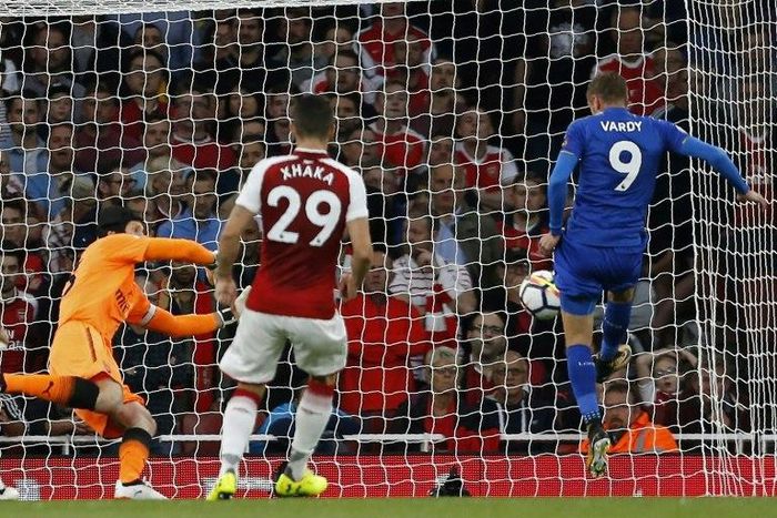Leicester City's English striker Jamie Vardy (R) scores his side's second goal past Arsenal's Czech goalkeeper Petr Cech during the English Premier League match at the Emirates Stadium in London on August 11, 2017