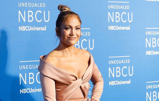 Jennifer lopez just clapped back at haters who say her abs are photoshopped