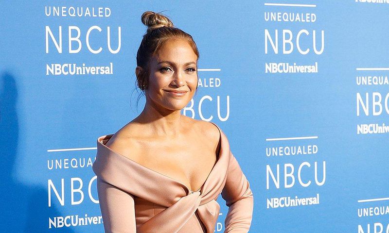 Jennifer lopez just clapped back at haters who say her abs are photoshopped
