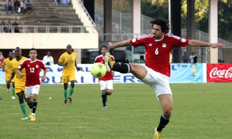 Egypt's Hegazi Ahmed (R) controls the ball during a 2014 World Cup qualifying football match against Zimbabwe on June 9, 2013