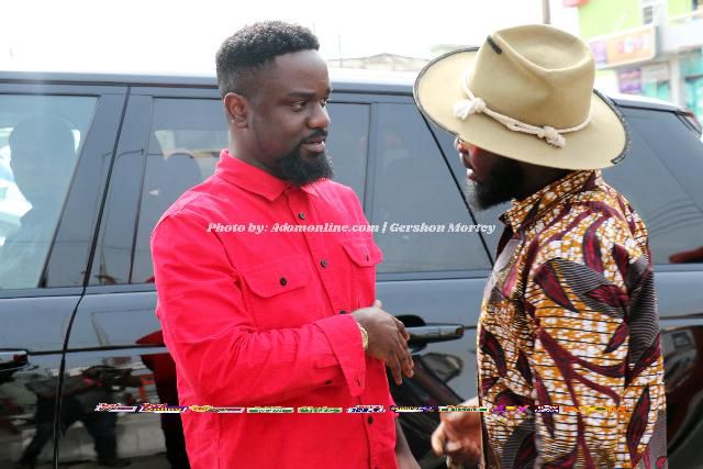 Sarkodie and M.anifest spotted together for the first time and guess who was wearing “kaba”