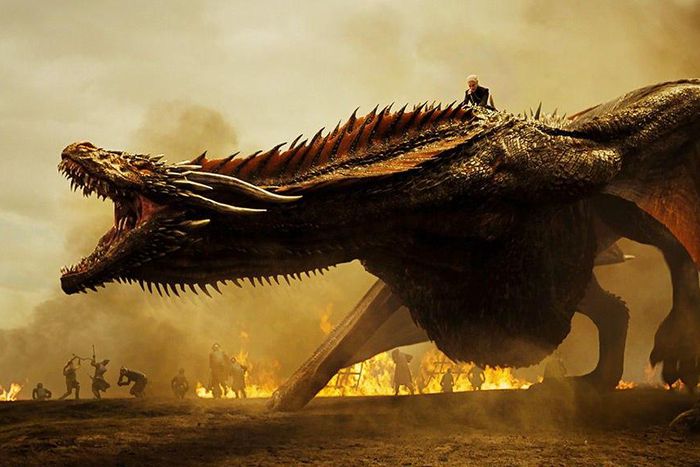 Dany arrives Red Keep with her dragon, Drogon.