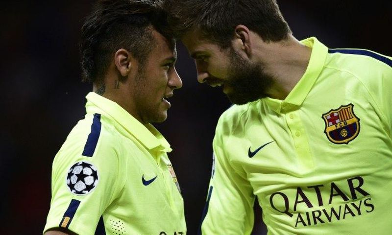 Barcelona's Neymar (L) celebrates after scoring a goal with teammate Gerard Pique