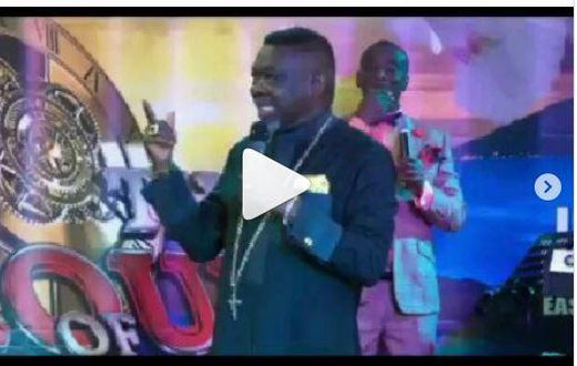 Pastor asks Ghs 3,392 from each member to spray them a perfume that cancels spiritual odour (Video)