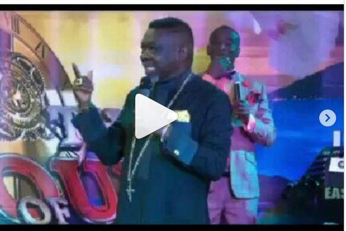 Pastor asks Ghs 3,392 from each member to spray them a perfume that cancels spiritual odour (Video)