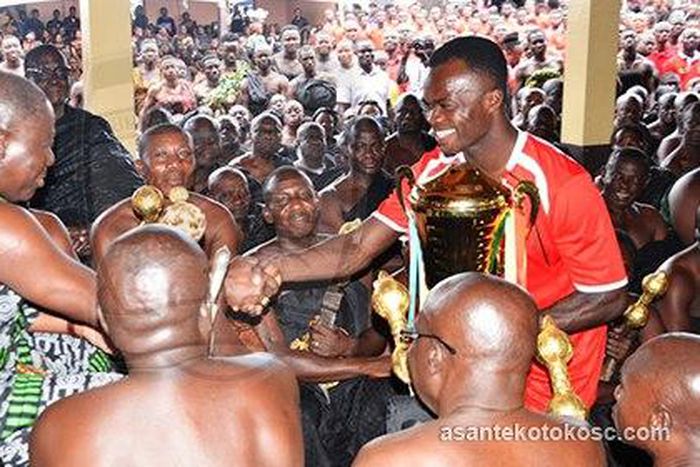 ___6978627___https:______static.pulse.com.gh___webservice___escenic___binary___6978627___2017___7___12___0___amos-frimpong-presents-the-trophy-to-otumfuo