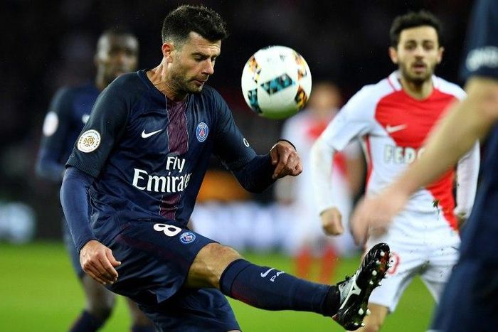 Italian international Thiago Motta has signed on for an extra season at French giants Paris Saint-Germain,