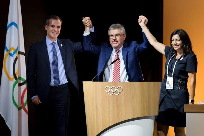 L-R: Mayor of Paris Anne Hidalgo, International Olympic Committee President Thomas Bach and Los Angeles Mayor Eric Garcetti pose on July 11, 2017 in Lausanne
