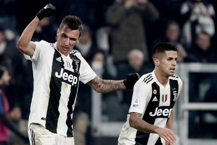 Juventus' Croatian forward Mario Mandzukic (L) scored his seventh league goal this season