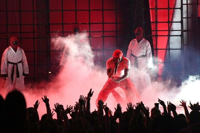Kendrick Lamar opens the 2017 MTV Video Music Awards with a fiery performance of "HUMBLE."