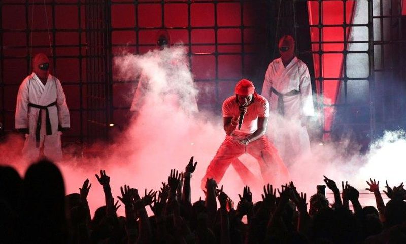 Kendrick Lamar opens the 2017 MTV Video Music Awards with a fiery performance of "HUMBLE."