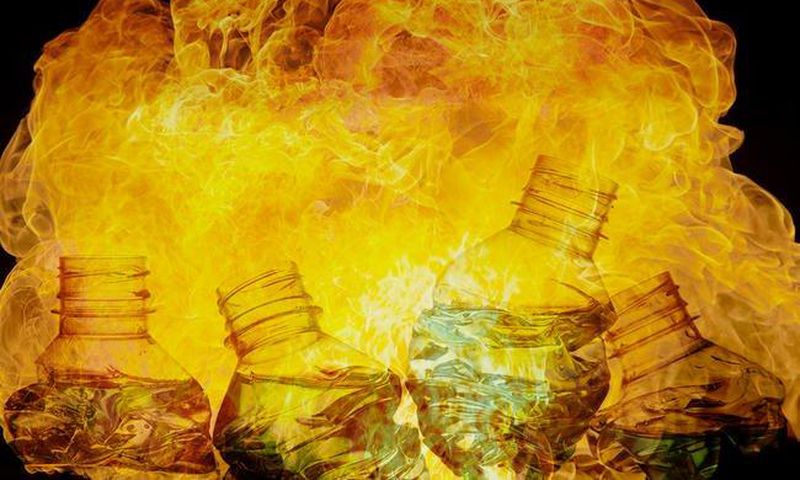 ___7211265___https:______static.pulse.com.gh___webservice___escenic___binary___7211265___2017___8___26___23___shouldnt-leave-water-bottle-car-hot-day