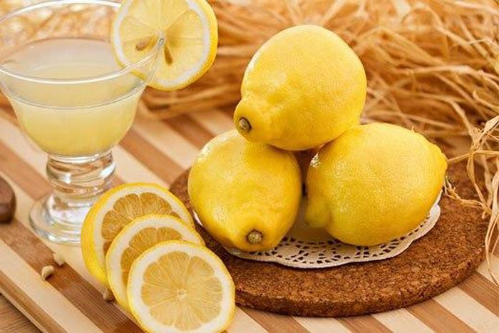Lemons for oily hair treatment
