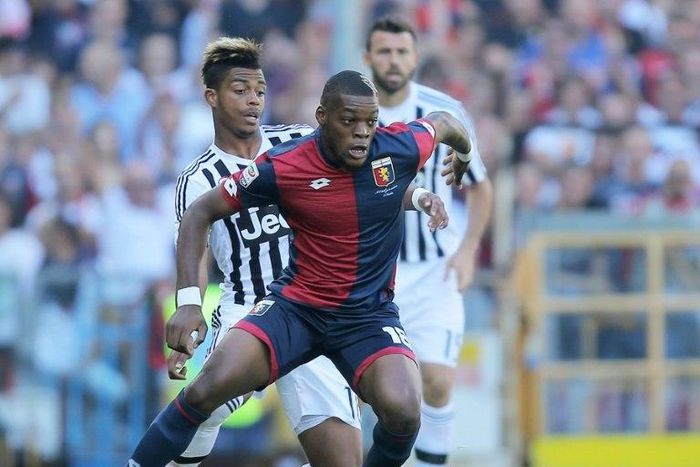 Before joining Celtic on July 12, 2017, French midfielder Olivier Ntcham (C) played for Manchester City and Genoa