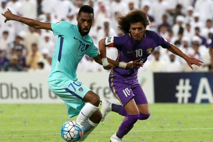 Al-Hilal's defender Mohammed Jahfali (L) fights for the ball with Al-Ain's midfielder Omar Abdulrahman during their Asian Champions League match on August 21, 2017