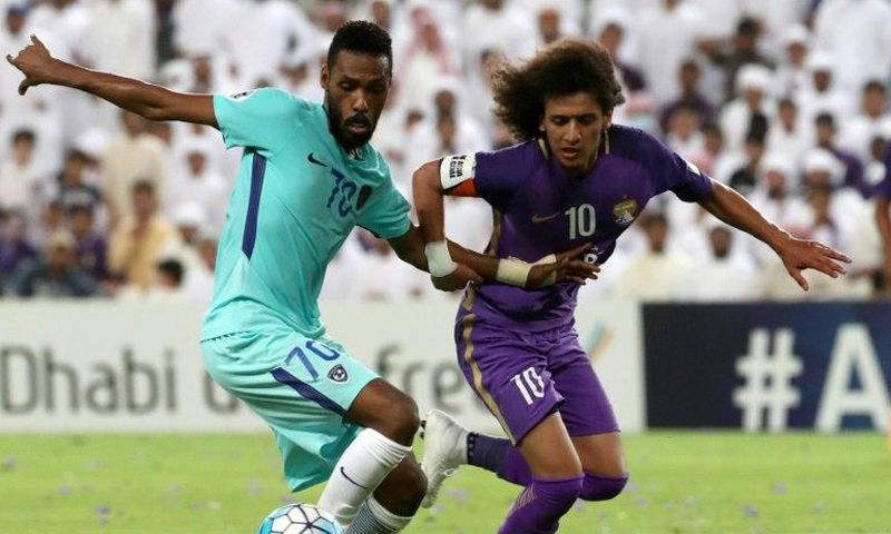 Al-Hilal's defender Mohammed Jahfali (L) fights for the ball with Al-Ain's midfielder Omar Abdulrahman during their Asian Champions League match on August 21, 2017