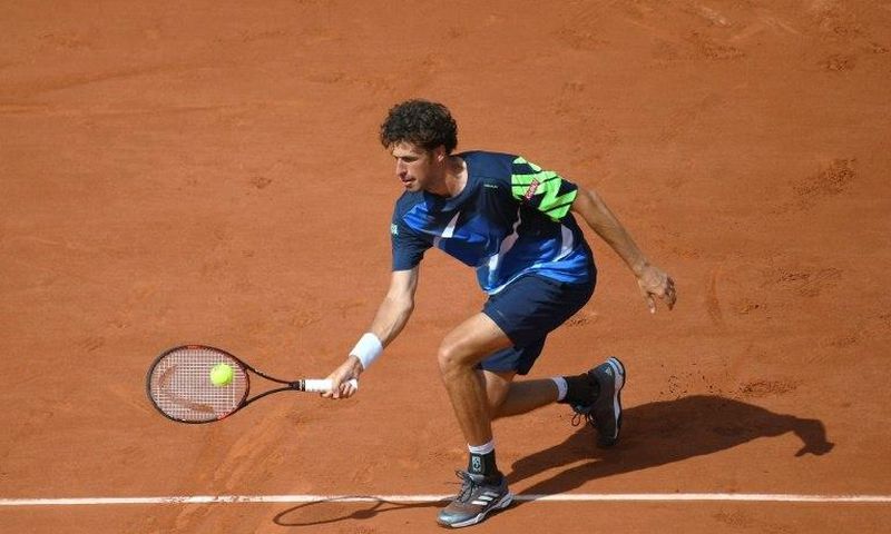 Netherlands' Robin Haase returns the ball to Spain's Rafael Nadal during their tennis match at the Roland Garros 2017 French Open on May 31, 2017 in Paris.