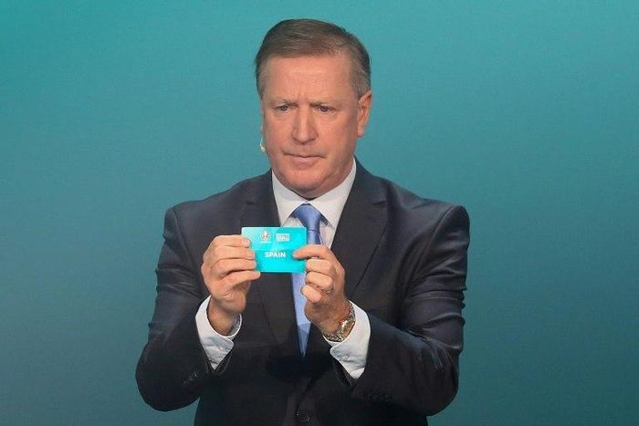 Former Ireland star Ronnie Whelan pulled Spain out of the hat at Sunday's draw for Euro 2020 qualifying in Dublin