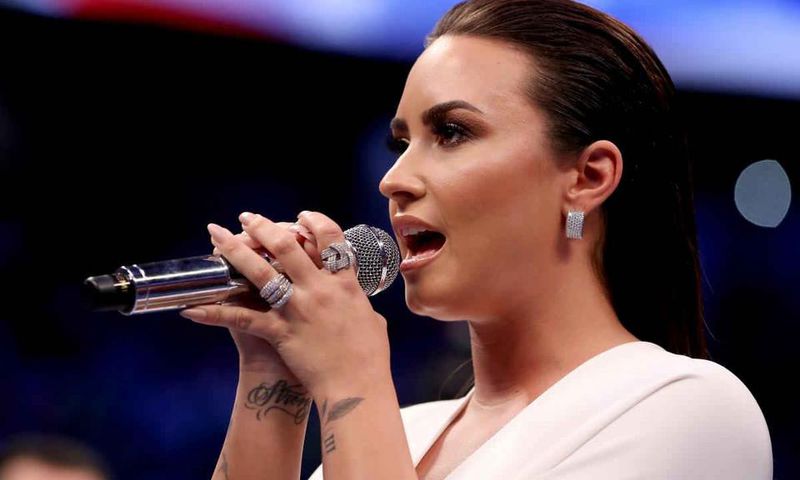 Demi Lovato stuns at Floyd Mayweather-Conor McGregor fight