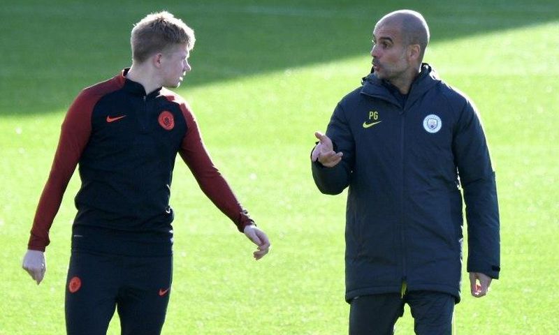 Manchester City's Spanish manager Pep Guardiola (R) talks with midfielder Kevin De Bruyne during a training session at Manchester City Football Academy Campus