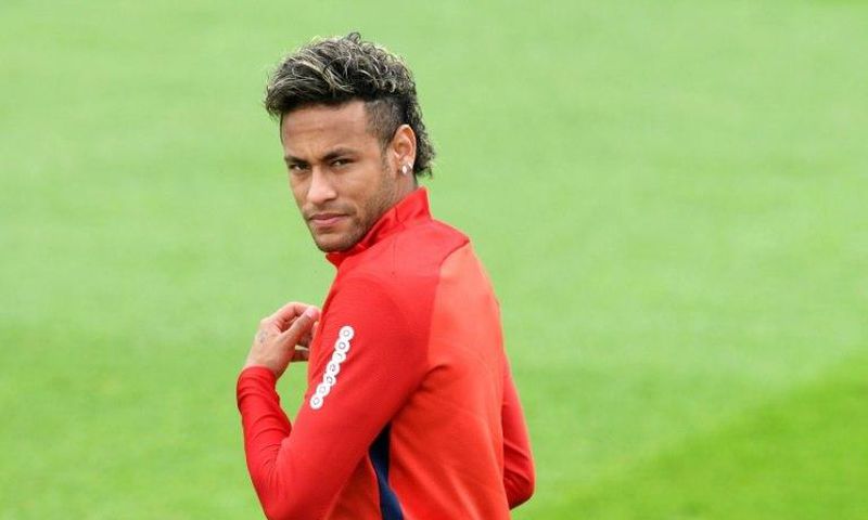 Neymar takes part in a training session with his Paris Saint-Germain teammates on August 11, 2017