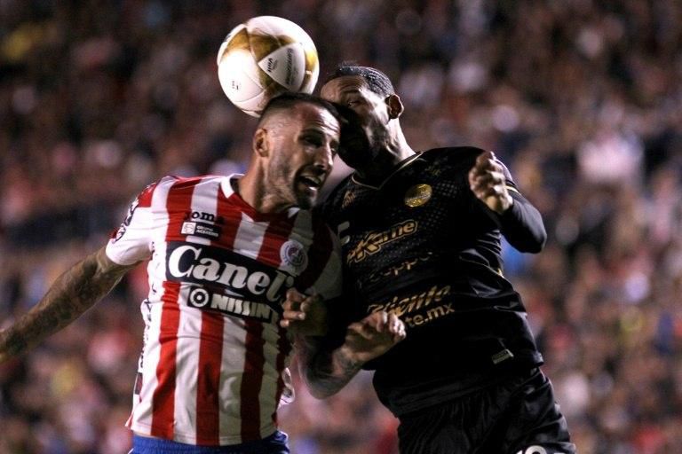 Atletico San Luis forward Pedro Alvarez (L) jumps for a header with Dorados forward Vinicio Angulo during the second leg match of the division final -- Maradona's arrival as Dorados coach has fueled major interest in Mexico's second division