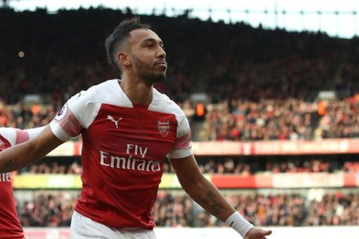 Spurs fan fined after throwing banana skin at Arsenal's Aubameyang
