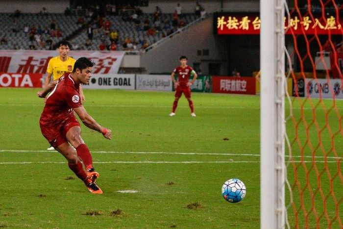 Shanghai SIPG's Hulk scores from the penalty spot during the AFC Champions League quarter-final football match between Shanghai SIPG and Guangzhou Evergrande in Shanghai on August 22, 2017