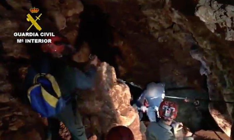 ___7042338___https:______static.pulse.com.gh___webservice___escenic___binary___7042338___2017___7___24___19___cave-diver-survives-60-hour-nightmare-stuck-underwater-1