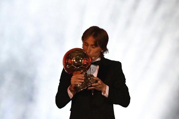 Real Madrid's Croatian midfielder Luka Modric kisses the trophy after receiving the 2018 Men's Ballon d'Or