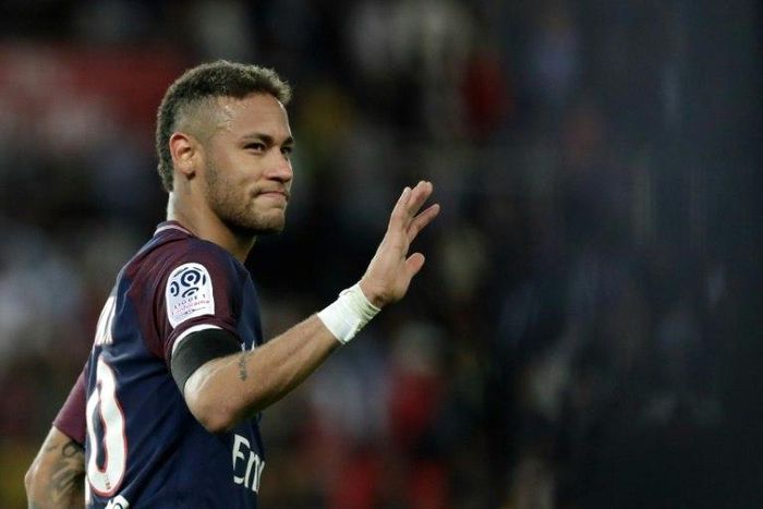 Paris Saint-Germain's Brazilian forward Neymar gestures during the French L1 football match against Toulouse FC August 20, 2017