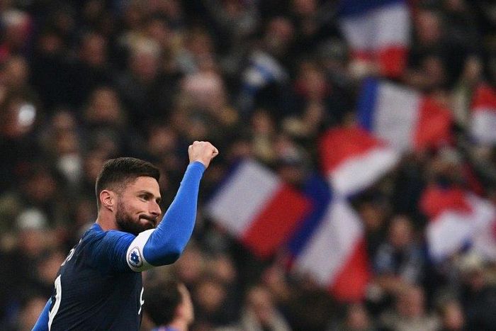 France's forward Olivier Giroud (L) celebrates after scoring a goal against Uruguay