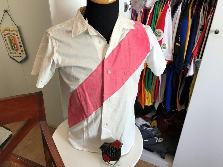 Maluf displays the 1947 River Plate jersey of Argentine striker Alfredo Di Stefano