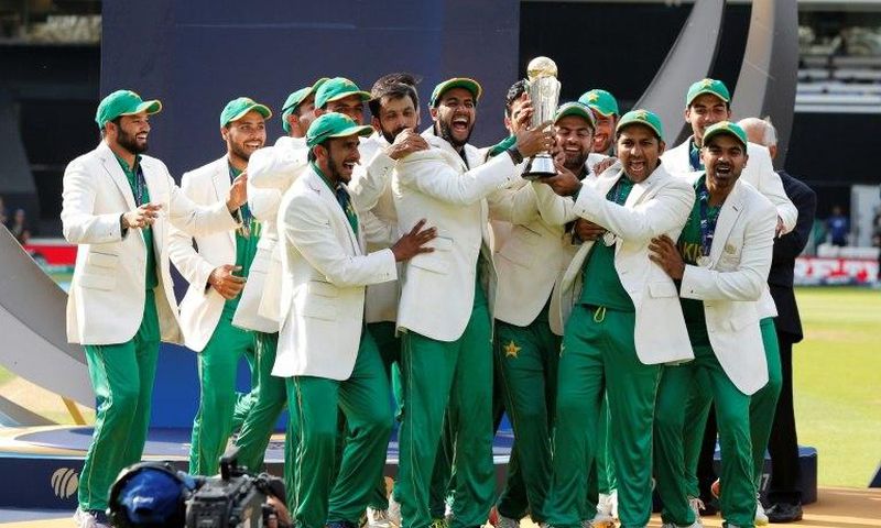 Pakistan's Sarfraz Ahmed (3rdR) lifts the trophy as Pakistan players celebrate their win at the ICC Champions Trophy on June 18, 2017