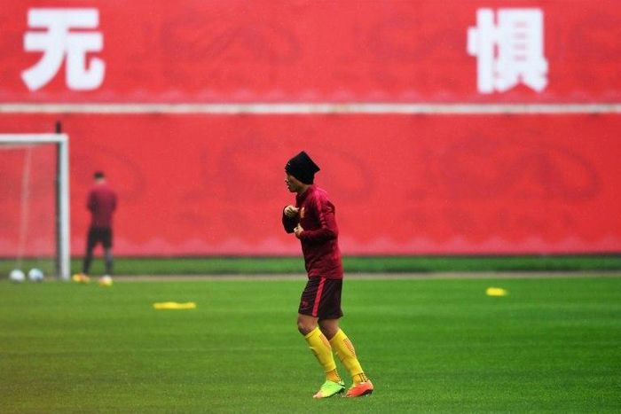 Guangzhou Evergrande captain Zheng Zhi is the latest major player in China to be disciplined after refusing to shake hands with referees